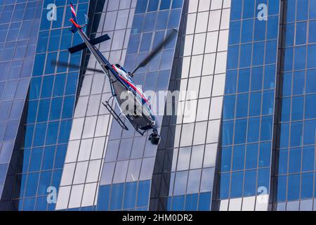 Wien, Wien: Helikopter für Dreharbeiten zum Netflix-Film 'Tyler Rake – Extraction' mit Schauspieler Chris Hemsworth vor dem Wolkenkratzer DC Tower 1, Helikopter Stockfoto