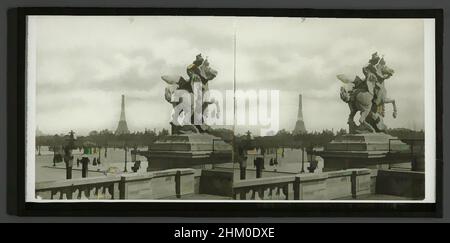 Kunst inspiriert vom Blick auf den Place de la Concorde und den Eiffelturm in Paris, Paris, 1887 - 1900, Glas, Zegel Rand:, Rutsche, Höhe 83 mm × Breite 170 mm, Classic Works modernisiert von Artotop mit einem Schuss Modernität. Formen, Farbe und Wert, auffällige visuelle Wirkung auf Kunst. Emotionen durch Freiheit von Kunstwerken auf zeitgemäße Weise. Eine zeitlose Botschaft, die eine wild kreative neue Richtung verfolgt. Künstler, die sich dem digitalen Medium zuwenden und die Artotop NFT erschaffen Stockfoto