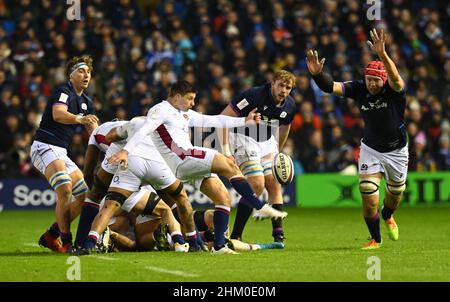 BT Murrayfield Stadium.Edinburgh.Schottland.UK.5th Feb 22 Spiel von Guinness Six Nations Schottland gegen England. Englands Ben Youngs (Leicester Tigers) mit Schottlands Jamie Ritchie, Jonny Gray & Grant Gilchrist Credit: eric mccowat/Alamy Live News Stockfoto