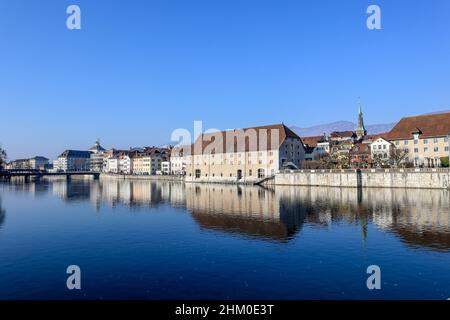 Solothurn, Schweiz, 15. Januar 2022: Blick entlang der Aare zur Stadt Solothurn, Schweiz. Stockfoto