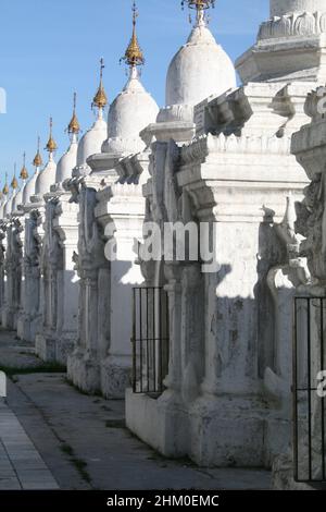 Myanmar Burma - die weißen Stupas der Kuthodaw-Pagode in Mandalay Stockfoto