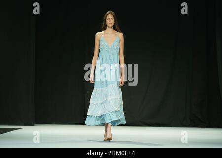 Madrid, Spanien. 06th. Februar 2022. Ein Model geht auf der Modenschau Momad während der Madrider Modewoche über die von der Modemarke Siya Moda entworfene Piste. Kredit: SOPA Images Limited/Alamy Live Nachrichten Stockfoto