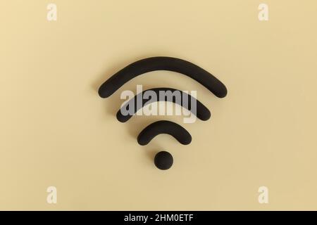 Dreidimensionales wi-Fi-Symbol auf gelbem Hintergrund. Zeichen des freien Hotspot, Konzept der Internet-Kommunikation. Stockfoto