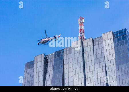 Wien, Wien: Helikopter für Dreharbeiten zum Netflix-Film 'Tyler Rake – Extraction' mit Schauspieler Chris Hemsworth vor dem Wolkenkratzer DC Tower 1, Helikopter Stockfoto