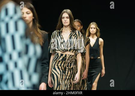 Madrid, Spanien. 06th. Februar 2022. Die Models laufen auf der Modenschau Momad während der Madrider Fashion Week über den Laufsteg, der von der Modemarke CLP Shop entworfen wurde. Kredit: SOPA Images Limited/Alamy Live Nachrichten Stockfoto