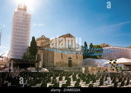 Teramo, Italien - 23. September 2021: Platz vor der Kathedrale von Teramo mit Bühne und Stühlen für die Show vorbereitet Stockfoto