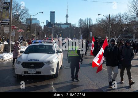 Toronto, ON, Kanada – 05. Februar 2022: Demonstranten versammeln sich in der Innenstadt von Toronto zu einem Protest gegen Covid-19-Impfvorschriften und -Beschränkungen. Stockfoto