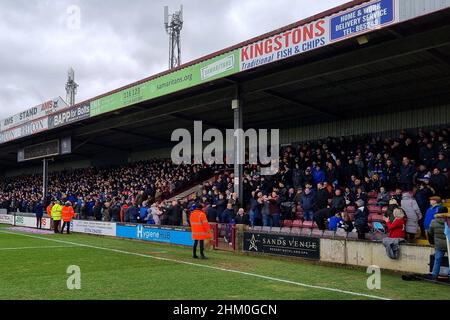 SCUNTHORPE, GROSSBRITANNIEN. FEB 5th Oldham-Fans auf den Terrassen während des Spiels der Sky Bet League 2 zwischen Scunthorpe United und Oldham Athletic am Samstag, den 5th. Februar 2022 im Glanford Park, Scunthorpe. (Kredit: Eddie Garvey | MI News) Stockfoto