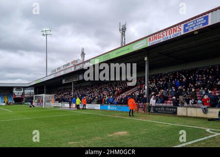 SCUNTHORPE, GROSSBRITANNIEN. FEB 5th Oldham-Fans auf den Terrassen während des Spiels der Sky Bet League 2 zwischen Scunthorpe United und Oldham Athletic am Samstag, den 5th. Februar 2022 im Glanford Park, Scunthorpe. (Kredit: Eddie Garvey | MI News) Stockfoto