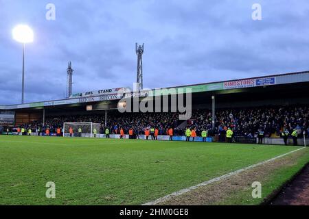 SCUNTHORPE, GROSSBRITANNIEN. FEB 5th Oldham-Fans auf den Terrassen während des Spiels der Sky Bet League 2 zwischen Scunthorpe United und Oldham Athletic am Samstag, den 5th. Februar 2022 im Glanford Park, Scunthorpe. (Kredit: Eddie Garvey | MI News) Stockfoto