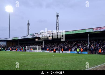 SCUNTHORPE, GROSSBRITANNIEN. FEB 5th Oldham-Fans auf den Terrassen während des Spiels der Sky Bet League 2 zwischen Scunthorpe United und Oldham Athletic am Samstag, den 5th. Februar 2022 im Glanford Park, Scunthorpe. (Kredit: Eddie Garvey | MI News) Stockfoto