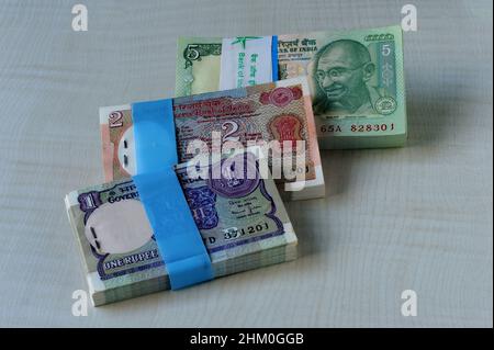 Mumbai Maharashtra Indien Asien Nov. 12 2021 sehr selten eine Rupie zwei Rupien und fünf Rupien 100 serielle Banknoten-Bundle mit Band Government verzogen Stockfoto