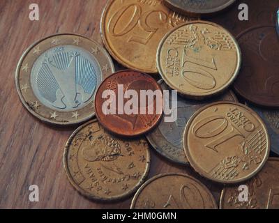 Viele Eurocents verschiedener Konfessionen, eine Nahaufnahme. Stockfoto