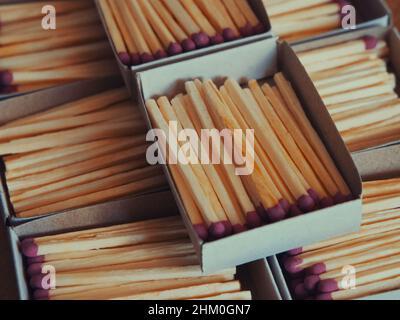 Mehrere Boxen gefüllt mit Streichhölzern, eine Nahaufnahme. Streichholzschachteln. Stockfoto