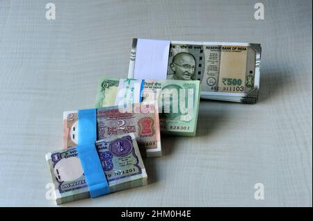 Mumbai Maharashtra Indien Asien 12 2021. Nov. Fünfhundert, fünf Rubine, zwei Rubine und ein Rupie 100 Seriennoten-Bundle Banknote verzogen mit Band Stockfoto