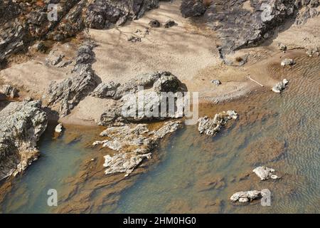 Steine auf dem Flussbett im klaren Wasser Arashiyama Kyoto Japan Stockfoto