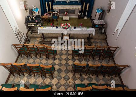 Meise, Flämisch-Brabant, Belgien - 02 05 2022: Inneneinrichtung der katholischen Kapelle, die der Geburt Mariens gewidmet ist Stockfoto