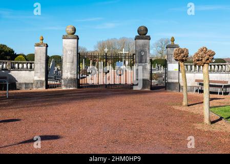 Meise, Flämisch-Brabant-Region, Belgien - 02 05 2022: Eingang zum regionalen Friedhof Stockfoto