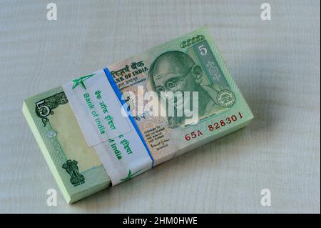 Mumbai Maharashtra Indien Asien Nov. 13 2021 sehr selten fünf Rupien 100 serielle Banknoten-Paket mit der indischen Regierung verzogen Stockfoto