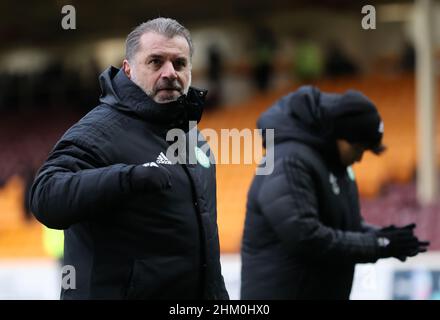 Celtic-Managerin Ange Postecoglou begrüßt die Fans nach dem finalen Pfeifen nach dem Cinch Premiership-Spiel in Fir Park, Motherwell. Bilddatum: Sonntag, 6. Februar 2022. Stockfoto