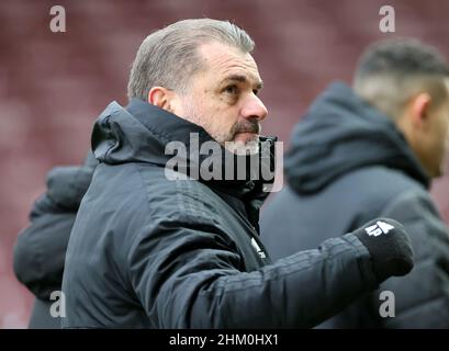 Celtic-Managerin Ange Postecoglou begrüßt die Fans nach dem finalen Pfeifen nach dem Cinch Premiership-Spiel in Fir Park, Motherwell. Bilddatum: Sonntag, 6. Februar 2022. Stockfoto