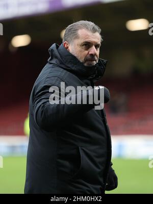 Celtic-Managerin Ange Postecoglou begrüßt die Fans nach dem finalen Pfeifen nach dem Cinch Premiership-Spiel in Fir Park, Motherwell. Bilddatum: Sonntag, 6. Februar 2022. Stockfoto