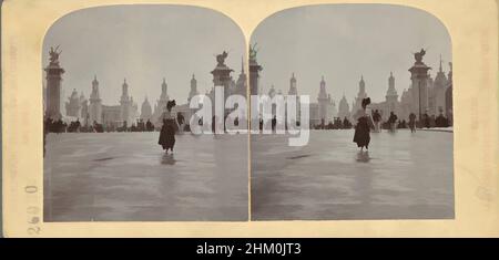 Kunst inspiriert von Blick auf die Pont Alexandre III in Richtung Invalidendom, während der Weltausstellung 1900 in Paris. Auf der Pont Alexandre III, Rue des Invalides während der Ausstellung 1900, Herausgeber: Nederlandsche Stereoscoop Maatschappij, Paris, Verlag: Amsterdam, 1900, Karton, baryta Papier, Classic Works modernisiert von Artotop mit einem Schuss Moderne. Formen, Farbe und Wert, auffällige visuelle Wirkung auf Kunst. Emotionen durch Freiheit von Kunstwerken auf zeitgemäße Weise. Eine zeitlose Botschaft, die eine wild kreative neue Richtung verfolgt. Künstler, die sich dem digitalen Medium zuwenden und die Artotop NFT erschaffen Stockfoto