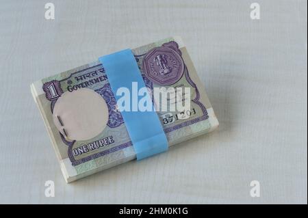 Mumbai Maharashtra Indien Asien Nov. 13 2021 Very Rare One Rupee 100 Serial Notes Bundle Banknote verzogen mit Band Government of india Stockfoto