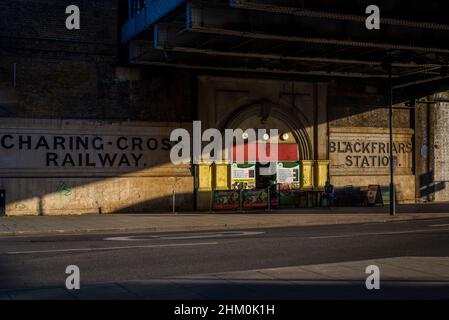 Kebab zum Mitnehmen, und altes Schild für Blackfriars Station und Charing Cross Eisenbahn unter der Eisenbahnbrücke, London, SE1, England, Großbritannien Stockfoto