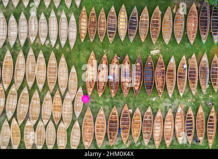 Seit der Monsunsaison in Manikganj, Bangladesch, werden Hunderte von Holzbooten zum Verkauf auf einem Markt vorbereitet. Stockfoto