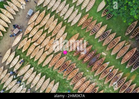 Seit der Monsunsaison in Manikganj, Bangladesch, werden Hunderte von Holzbooten zum Verkauf auf einem Markt vorbereitet. Stockfoto