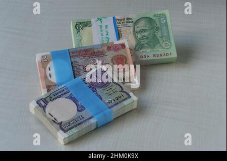 Mumbai Maharashtra Indien Asien Nov. 13 2021 sehr selten eine Rupie zwei Rupien und fünf Rupien 100 serielle Banknoten-Bundle mit Band Government verzogen Stockfoto