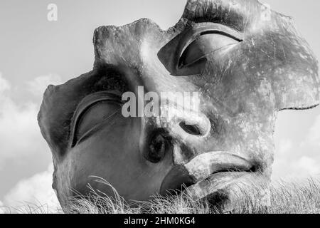 Skulptur "Light of the Moon" auf der Terrasse in der Nähe von Beelden Aan Zee Museum. Scheveningen, den Haag, Niederlande Stockfoto