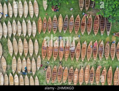 Seit der Monsunsaison in Manikganj, Bangladesch, werden Hunderte von Holzbooten zum Verkauf auf einem Markt vorbereitet. Stockfoto