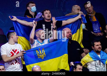 AMSTERDAM, NIEDERLANDE - 6. FEBRUAR: Fans der Ukraine während des Männer-Futsal-EM 2022-Spiels auf dem dritten Platz zwischen Spanien und der Ukraine im Ziggo Dome am 6. Februar 2022 in Amsterdam, Niederlande (Foto: Jeroen Meuwsen/Orange Picles) Stockfoto