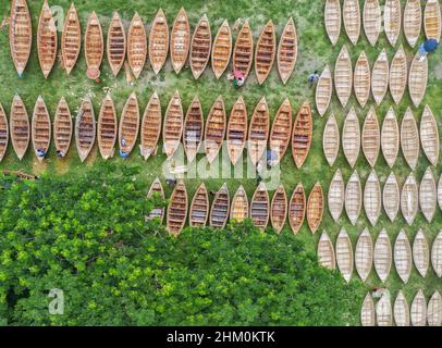 Seit der Monsunsaison in Manikganj, Bangladesch, werden Hunderte von Holzbooten zum Verkauf auf einem Markt vorbereitet. Stockfoto