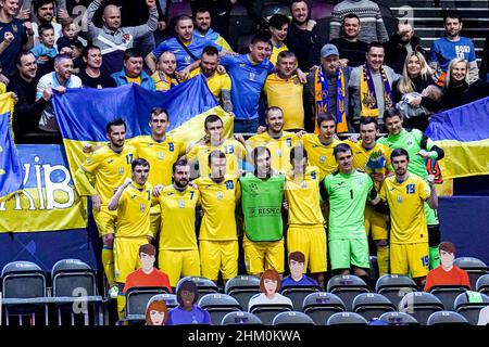 AMSTERDAM, NIEDERLANDE - 6. FEBRUAR: Team Ukraine mit Fans und Unterstützern während des Männer-Futsal-EM 2022-Spiels auf dem dritten Platz zwischen Spanien und der Ukraine im Ziggo Dome am 6. Februar 2022 in Amsterdam, Niederlande (Foto: Jeroen Meuwsen/Orange Picles) Stockfoto