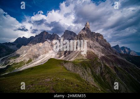Gipfel und Felswände der Pala-Gruppe, Cimon della Pala, einer der wichtigsten Gipfel, der sich von oben über dem Rollepass abragt. Stockfoto