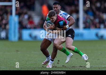 LONDON, GROSSBRITANNIEN. 06th, Februar 2022. Oscar Beard von Harlequins wird am Sonntag, den 06. Februar 2022, während Harlequins vs Sale Sharks - Gallagher Premiership Rugby im Stoop Stadium in Angriff genommen. LONDON, ENGLAND. Kredit: Taka Wu/Alamy Live Nachrichten Stockfoto