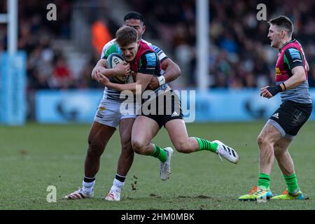 LONDON, GROSSBRITANNIEN. 06th, Februar 2022. Oscar Beard von Harlequins wird am Sonntag, den 06. Februar 2022, während Harlequins vs Sale Sharks - Gallagher Premiership Rugby im Stoop Stadium in Angriff genommen. LONDON, ENGLAND. Kredit: Taka Wu/Alamy Live Nachrichten Stockfoto