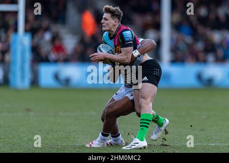 LONDON, GROSSBRITANNIEN. 06th, Februar 2022. Oscar Beard von Harlequins wird am Sonntag, den 06. Februar 2022, während Harlequins vs Sale Sharks - Gallagher Premiership Rugby im Stoop Stadium in Angriff genommen. LONDON, ENGLAND. Kredit: Taka Wu/Alamy Live Nachrichten Stockfoto