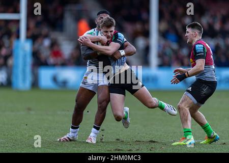 LONDON, GROSSBRITANNIEN. 06th, Februar 2022. Oscar Beard von Harlequins wird am Sonntag, den 06. Februar 2022, während Harlequins vs Sale Sharks - Gallagher Premiership Rugby im Stoop Stadium in Angriff genommen. LONDON, ENGLAND. Kredit: Taka Wu/Alamy Live Nachrichten Stockfoto