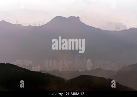 Besichtigung des Lion Rock Mountain von Tai Mo Shan und der Umgebung von Hongkong an einem nebligen Morgen Stockfoto