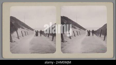 Kunst inspiriert von Menschen, die entlang einer Strandstraße in der Nähe von Wijk aan Zee, Strandweg Wijk aan Zee, unbekannt, 1880 - 1910, Karton, fotografische Unterstützung, Höhe 68 mm × Breite 138 mmhöhe 88 mm × Breite 179 mm, Classic Works modernisiert von Artotop mit einem Schuss Moderne. Formen, Farbe und Wert, auffällige visuelle Wirkung auf Kunst. Emotionen durch Freiheit von Kunstwerken auf zeitgemäße Weise. Eine zeitlose Botschaft, die eine wild kreative neue Richtung verfolgt. Künstler, die sich dem digitalen Medium zuwenden und die Artotop NFT erschaffen Stockfoto