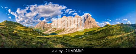 Panoramablick auf die Gipfel und Felswände der Pala-Gruppe, die über das Tal Val Venegia steigt, von oben über dem Rollepass gesehen. Stockfoto