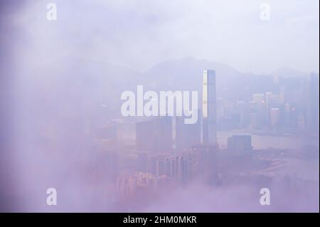 Blick auf die Stadtlandschaft Hongkongs von Tai Po Shan aus an einem nebligen Morgen Stockfoto