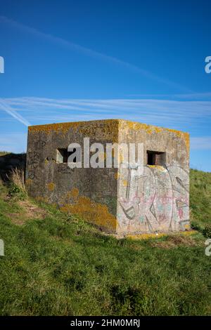 Sechseckige Betonsäulenbox, die in den Uferdamm am Fluss Crouch bei South Fambridge eingebaut wurde, um eine deutsche Invasion im Zweiten Weltkrieg zu verhindern. Stockfoto