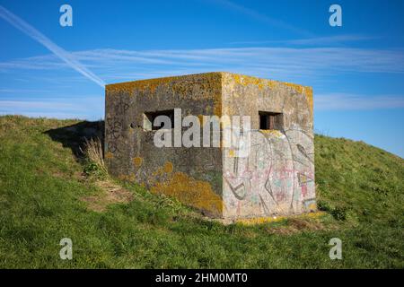 Sechseckige Betonsäulenbox, die in den Uferdamm am Fluss Crouch bei South Fambridge eingebaut wurde, um eine deutsche Invasion im Zweiten Weltkrieg zu verhindern. Stockfoto