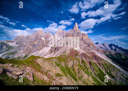 Gipfel und Felswände der Pala-Gruppe, Cimon della Pala, einer der wichtigsten Gipfel, der sich von oben über dem Rollepass abragt. Stockfoto