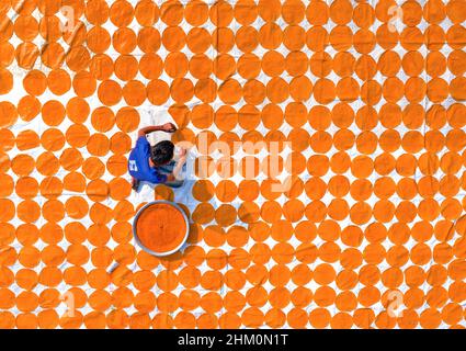 Dorfbewohner machen Papar/Papad/Papadam und lassen sie im Sonnenlicht trocknen. Papad ist ein asiatischer Imbiss. Stockfoto